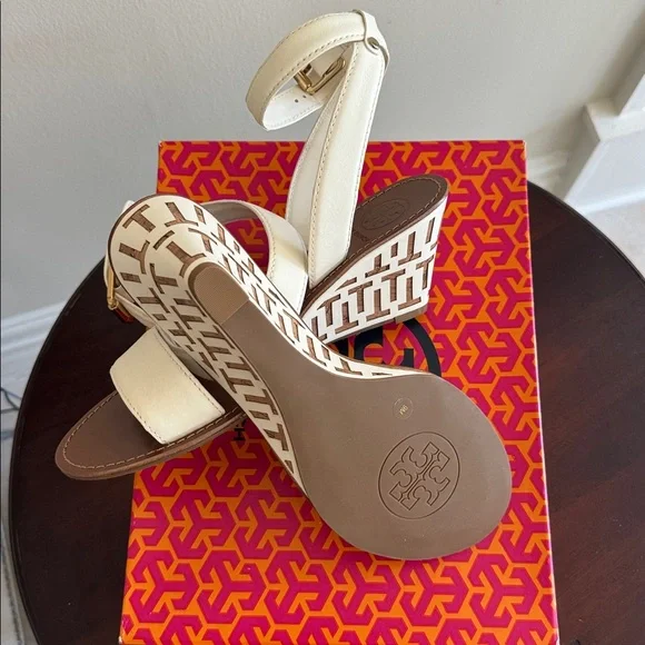 Tory Burch White Ankle Strap Sandals NWT - Picture 4 of 5